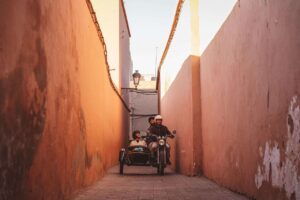 actividad inusual Marrakech lado del coche en un pequeño callejón