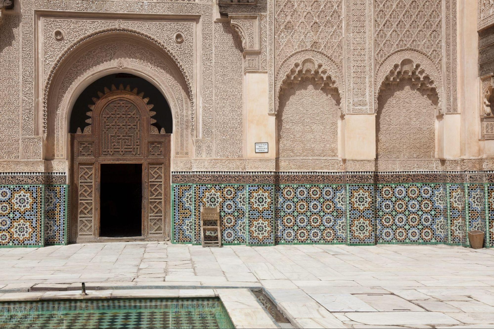 Ben Youssef Madrasa: Inmersión en el Corazón de una Obra Maestra Arquitectónica en Marrakech 1 madraza ben youssef inmersión en el corazón de una obra maestra arquitectónica en marruecos