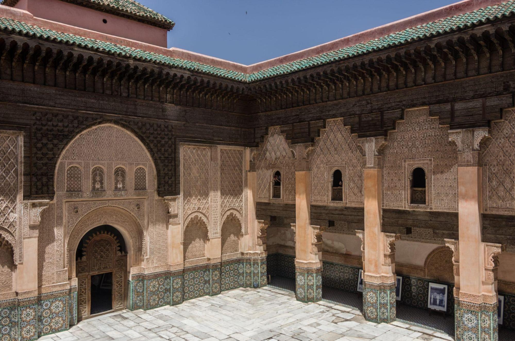 Ben Youssef Madrasa: Inmersión en el Corazón de una Obra Maestra Arquitectónica en Marrakech 3 madraza ben youssef inmersión en el corazón de una obra maestra arquitectónica en marruecos