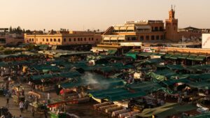 La place Jemaa el Fna et les ruelles animées de la médina de Marrakech