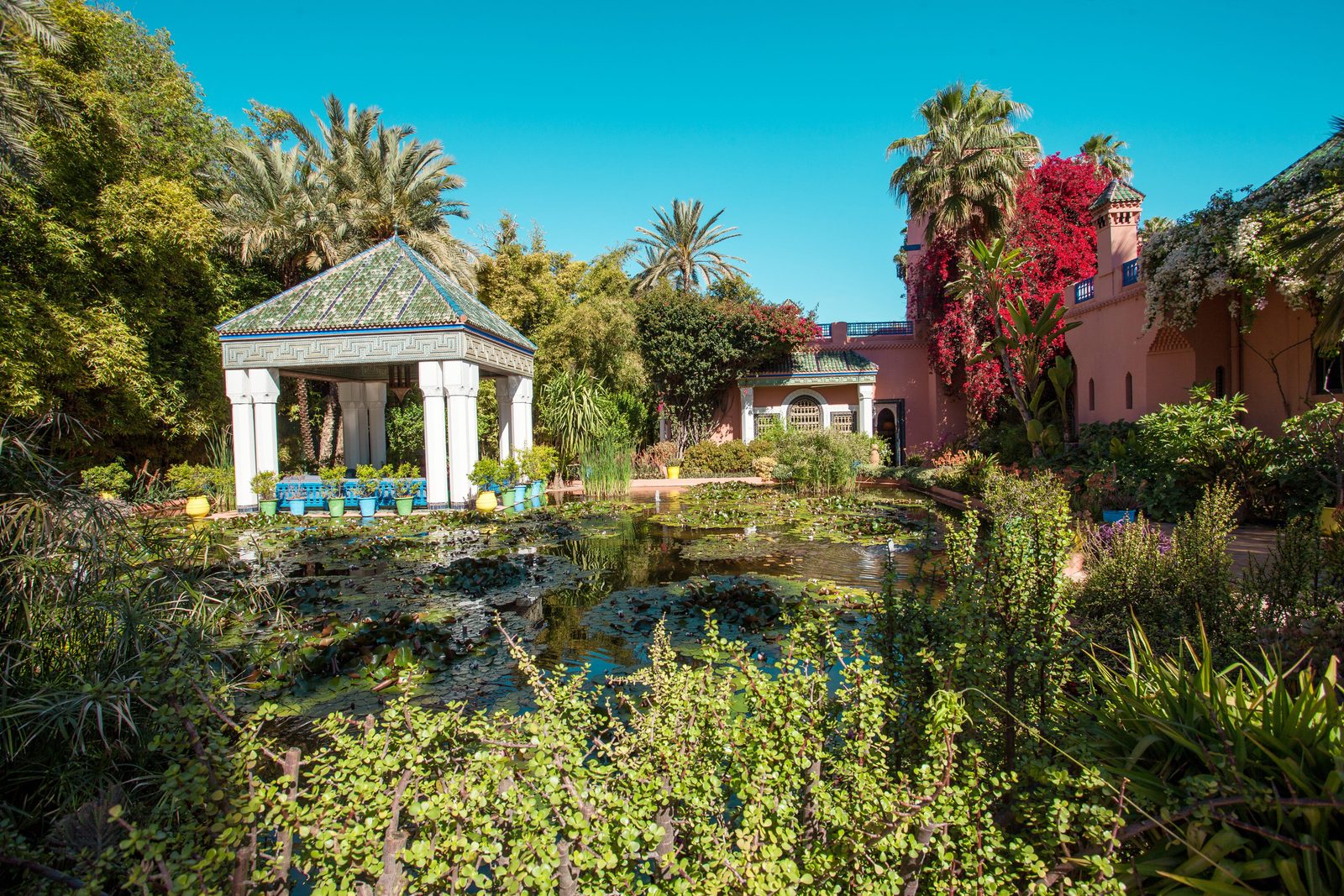 Pavillon, bassin et bougainvilliers dans un jardin de Marrakech