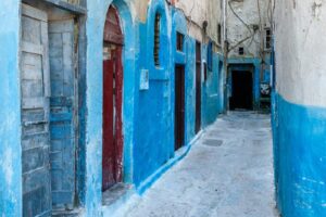 Carreritas blancas y azules de la medina de Essaouira con un ambiente bohemio