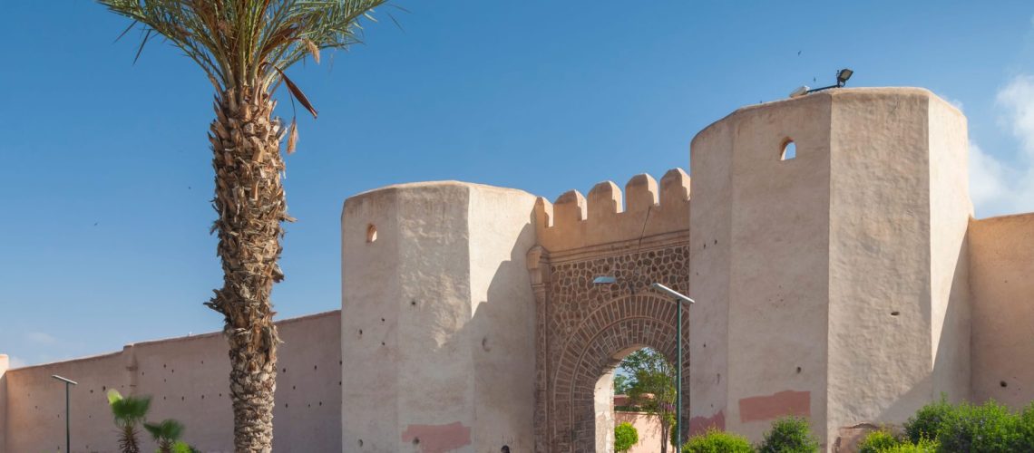 La porte Bab Debagh et les remparts ocres de la médina de Marrakech sous le soleil