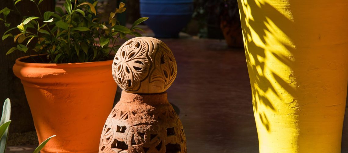 Narrow pathway lined with cacti, bamboo and palm trees at the Jardin Majorelle